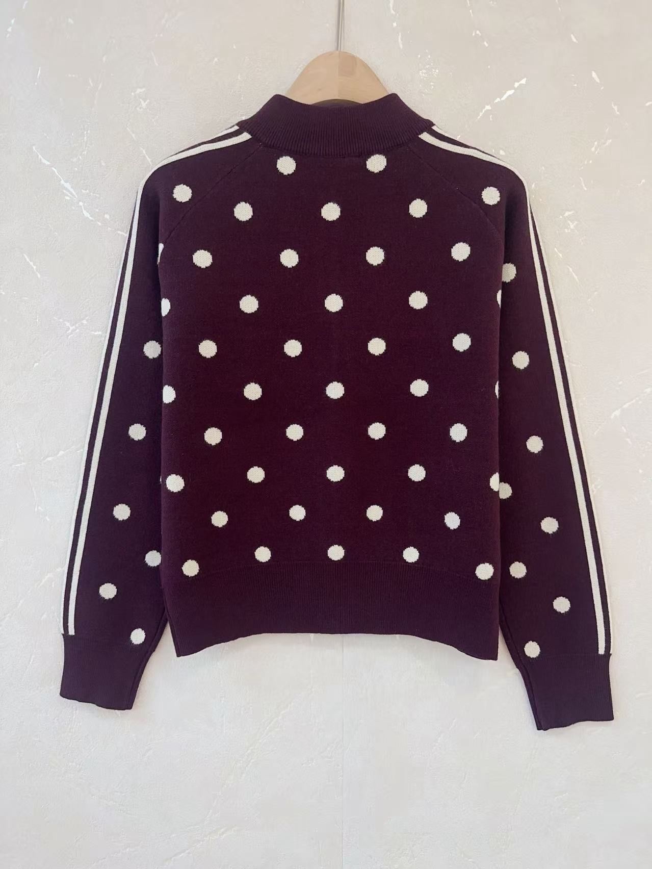 Gilet à pois aubergine
